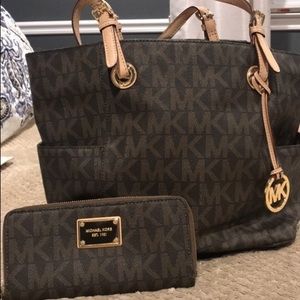 Michael kors purse/wallet set